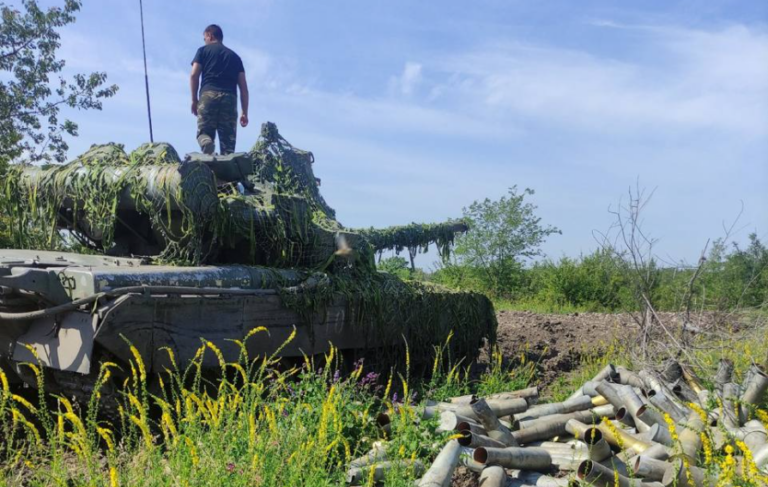 Т-80БВ 90-й гвардейской танковой дивизии ВС РФ во время работы на одном из фронтовых направлений