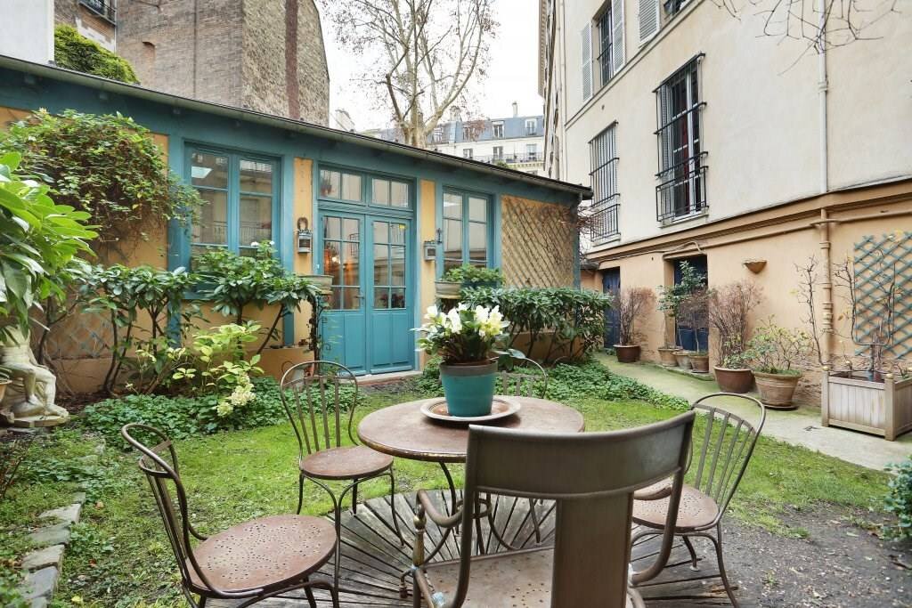 Для человека квартира в таком  старом доме может быть  дорога  бесценными воспоминаниями, а отсутствие удобств компенсируется незабываемым уютом и дружбой с соседями. 