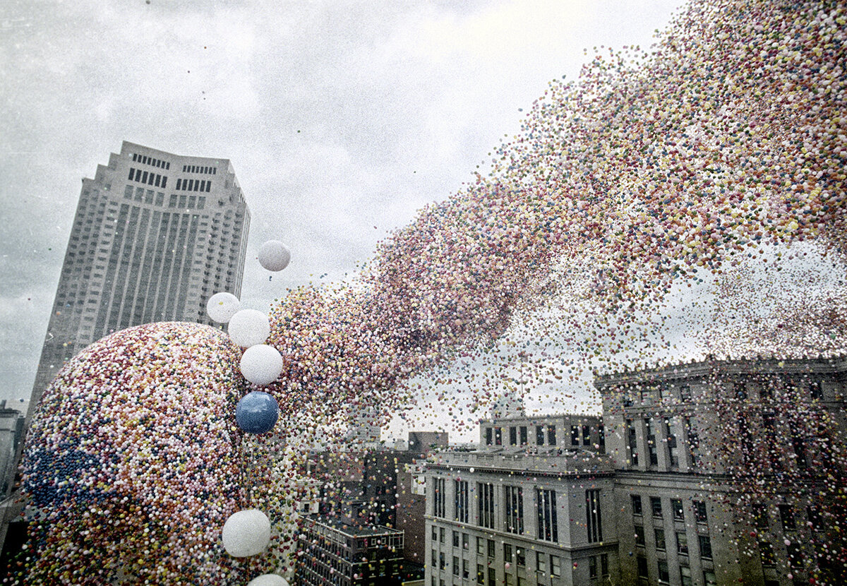 произошло это 27 сентября 1986 года в Кливленде (США) во время фестиваля «Balloonfest '86». Город хотел побить рекорд запустив 1,5 миллиона воздушных шариков в небо за раз.