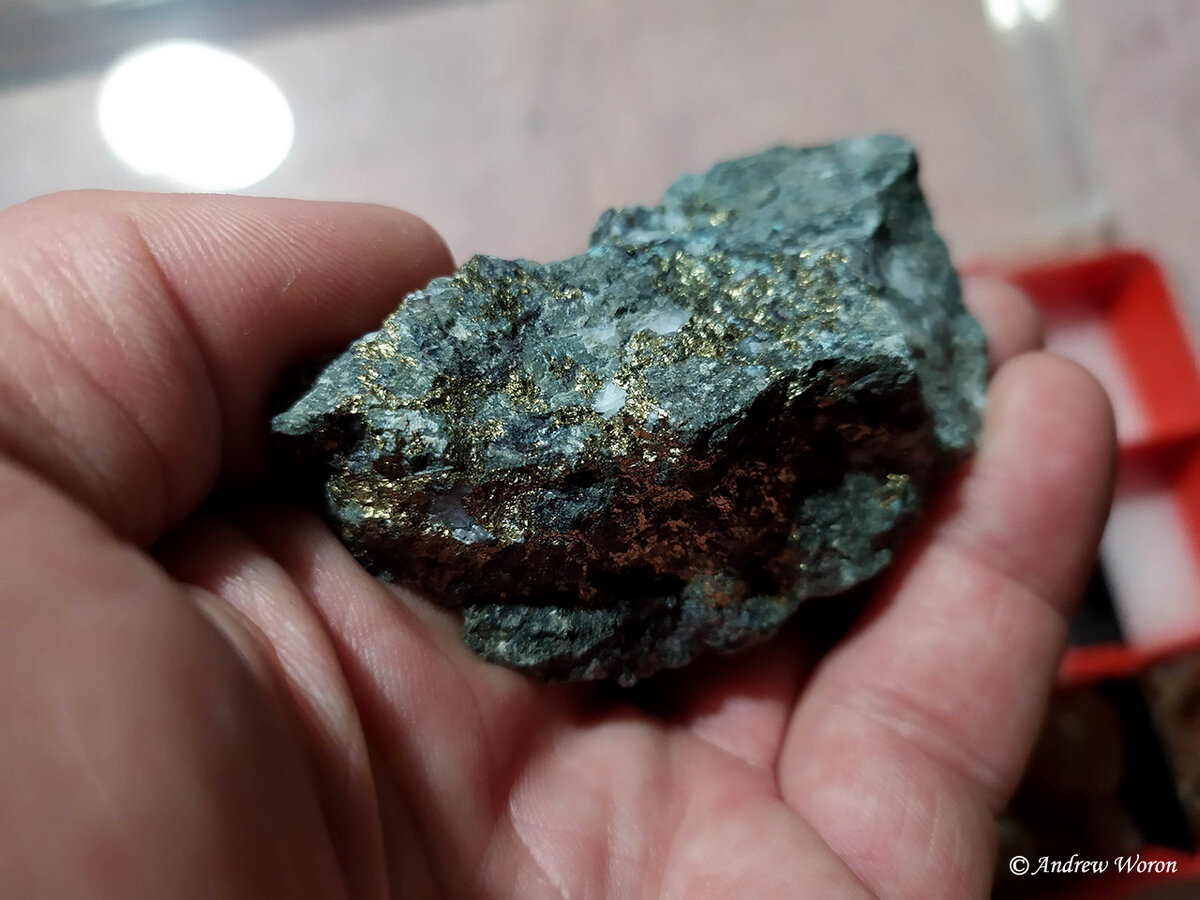 Пирит в горной породе с кристаллами кварца