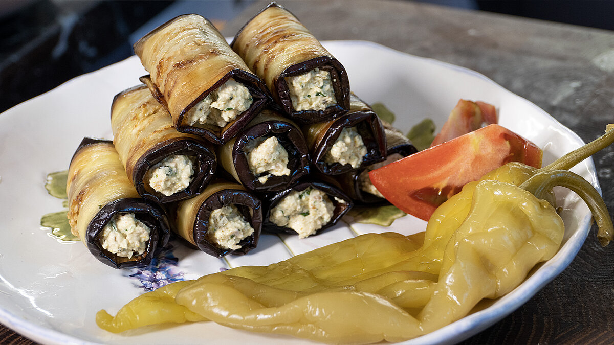 Баклажаны с сыром, чесноком и помидорами рулетики