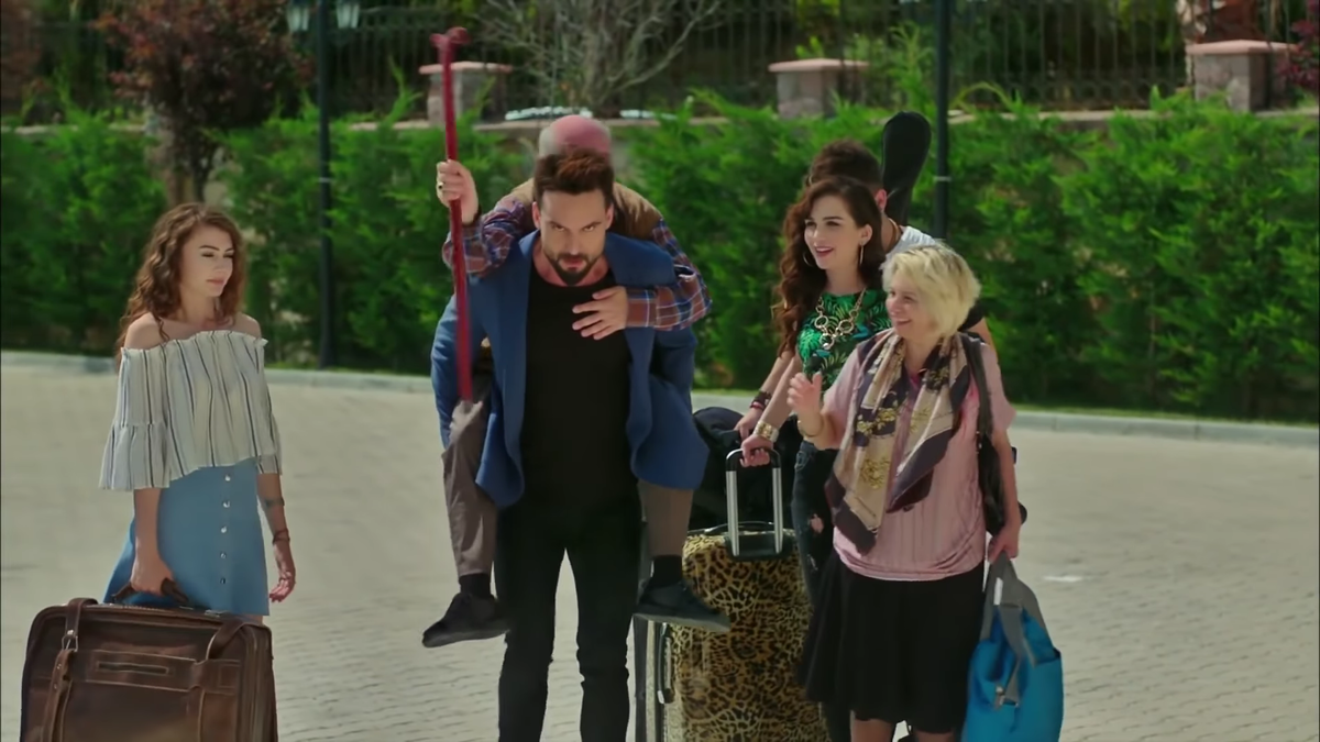 Кадр из сериала "Замечательный зять".