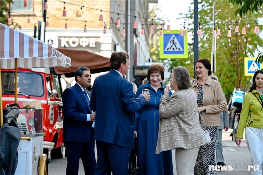 Есть время встретить знакомых, поговорить о том-о сем