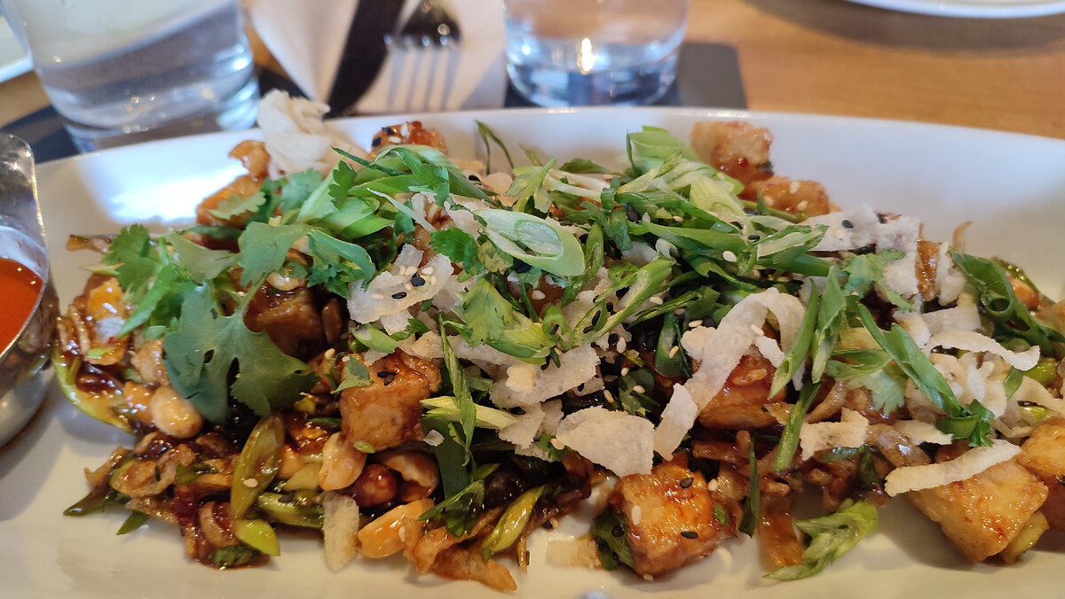 Тофу с арахисом в соусе "пальчики оближешь". С остринкой. Это так вкусно, что я решила повторить это на свой день рождения. Блюдо для всех и всем понравилось. 