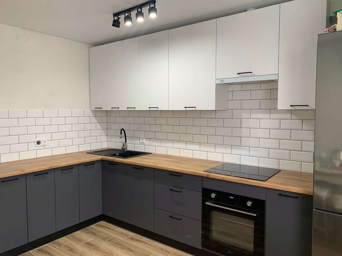 Этот снимок был сделан в процессе монтажа. Гарнитур из Sv mebel с установкой обошелся семье в 100 тысяч рублей (цены указаны на ноябрь 2022 года). Хозяйка Евгения Шишкина рассказывает: «Цвет — матовый графит, видны следы, но моется просто влажной тряпочкой и всё»