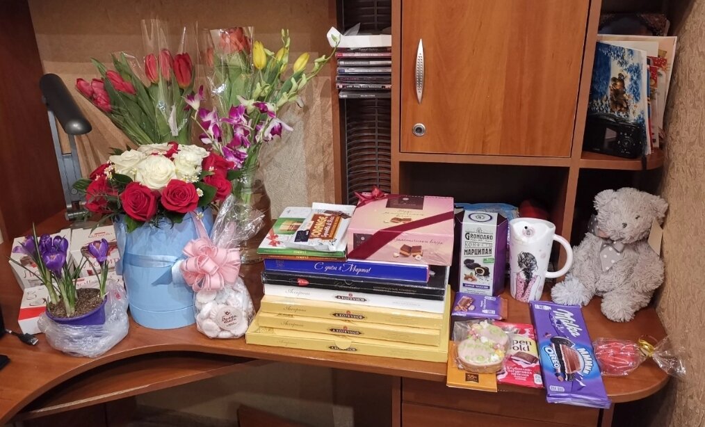 новогодний букет с чаем. подарок воспитателю на новый год. дарят ли воспитателям подарки на новый год. подаркиина новый год воспитателчм. дарят ли воспитателям подарки на новый год.