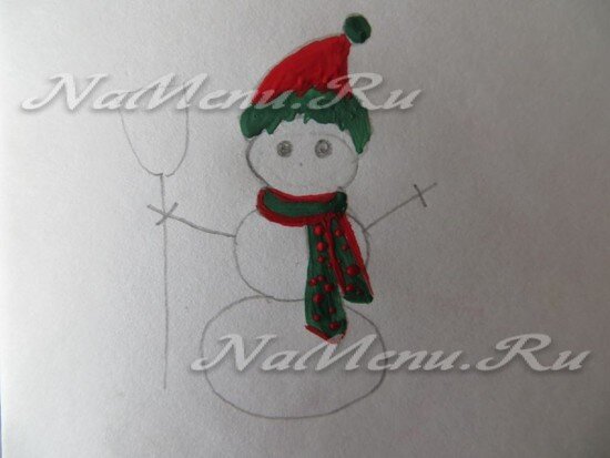 
3. Разукрашиваем снеговика, начиная с шапки. Красим её красной краской, а помпон и опушку – краской зелёного цвета. Такими же цветами окрашиваем шарф снеговика.


4. Метлу и ручки окрашиваем коричневой гуашью. Нос-морковку закрашиваем краской оранжевого цвета.