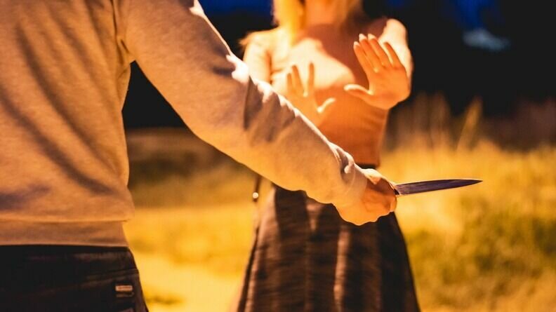     В Волжском следователи СУ СКР возбудили уголовное дело о покушении на убийство. Девушке чудом удалось выжить после нападения экс-возлюбленного, который изрезал ее ножом.