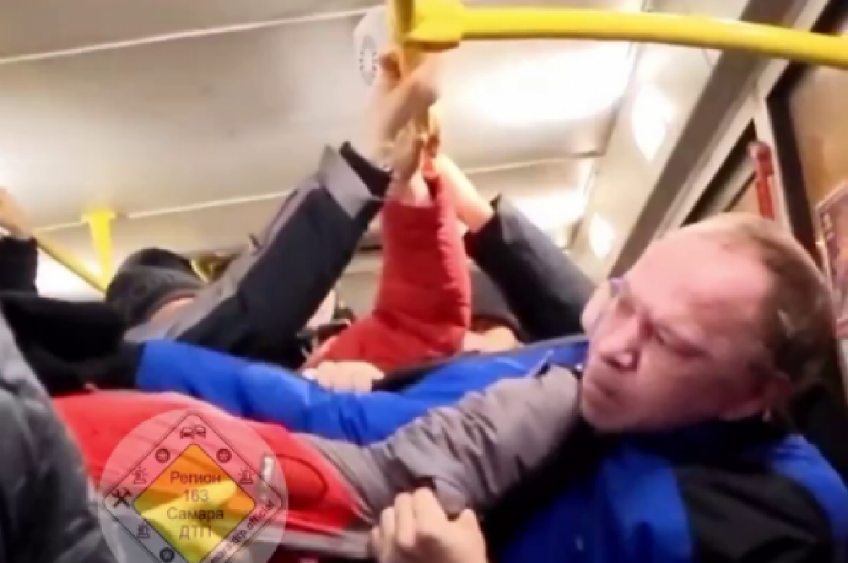    В Самаре в автобусе № 50 20 декабря подрались кондуктор и пассажир