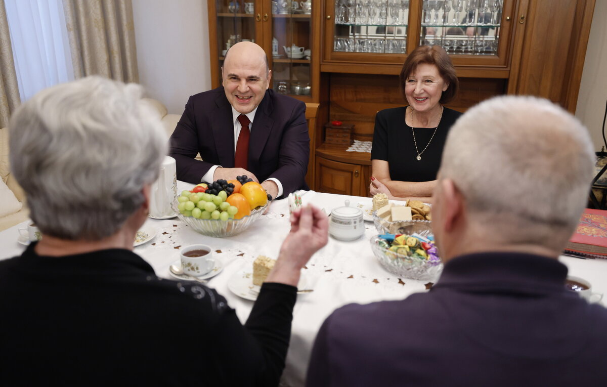    Премьер-министр РФ Михаил Мишустин и Нина Гусак  Дмитрий Астахов/POOL/ТАСС