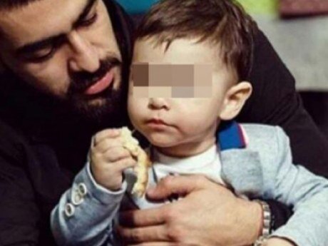  Музыкант был вне себя от горя, врачам пришлось оказывать ему помощь
