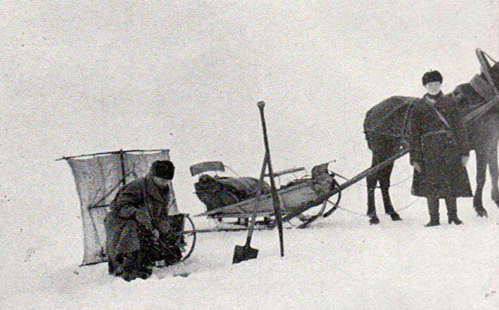 Удец на льду Псковского озера. Фото И.Д. Кузнецова, 22.02.1912 г.  Труды промыслово-научной экспедиции по изучению Псковского водоема (бассейн Псковского, Теплого и Чудского озер). Псков, 1913.