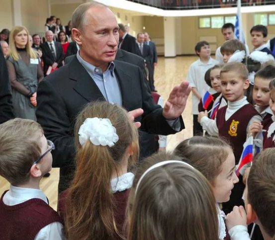 Дети благодарят Путина за их счастливое детство