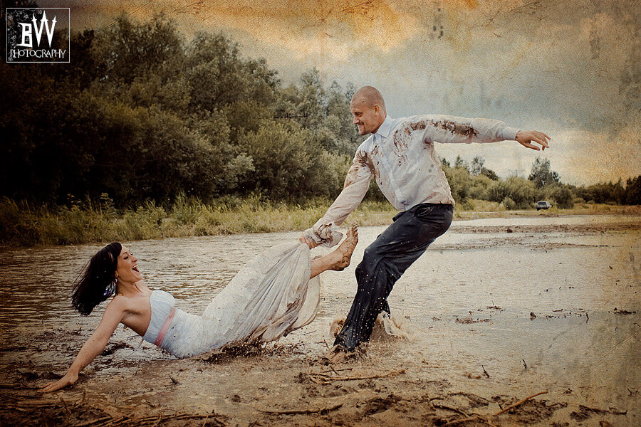 Топ трэш. Порванное свадебное платье. Невеста в разорванном платье. Разорванное свадебное платье. Фотосессия в свадебном платье в грязи.