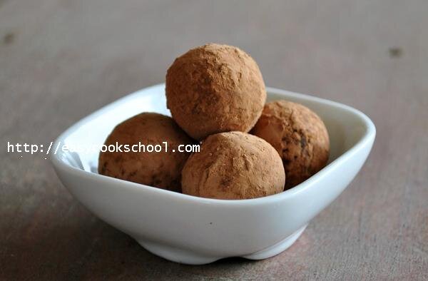 Источник: http://easycookschool.com/2013/04/11/kak-sdelat-konfety-doma/ 