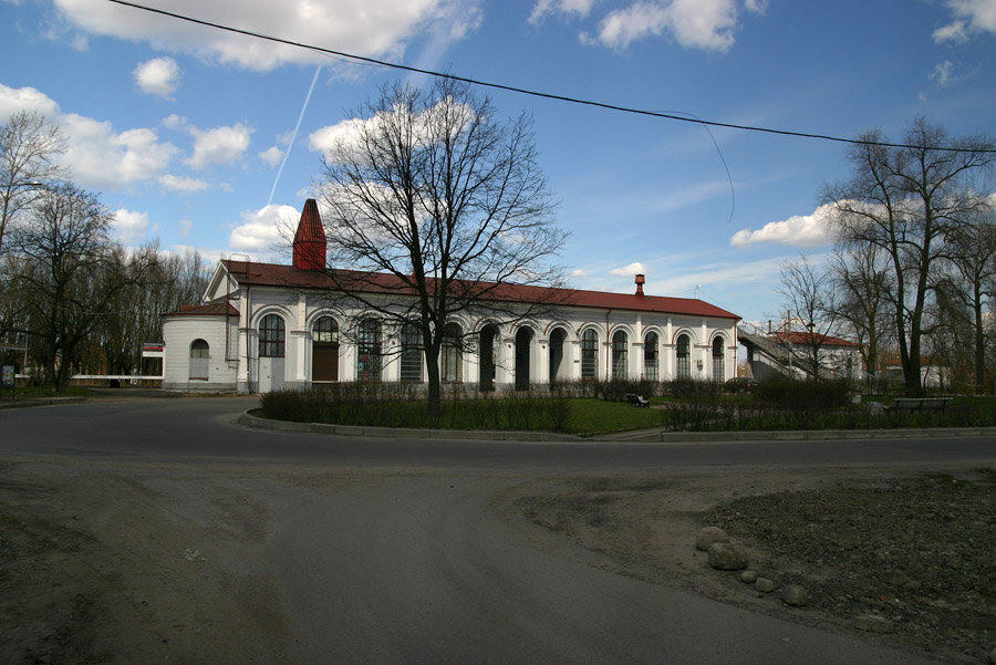 Вокзал в Александровской 1860-х гг. постройки. Именно отсюда начинается 1-й путь царской железной дороги.

