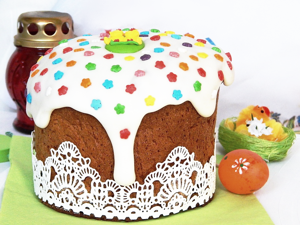 Куличи во всех заведениях можно захватить домой. Продают на вынос даже уже сваренные и заботливо покрашенные поварами яйца! Конечно, ценник будет на порядок выше, чем в магазине. Но и качество соответствующее. Нужные ингредиенты и цукат с изюмом не пожалеют =)