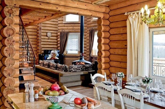 Бревно в интерьере деревянного дома