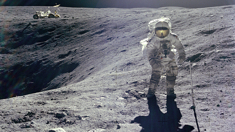 Во время выходов на поверхность Луны экипаж кораблей "Аполлон" собирал образцы лунного грунта и пыли для изучения в земных условиях.