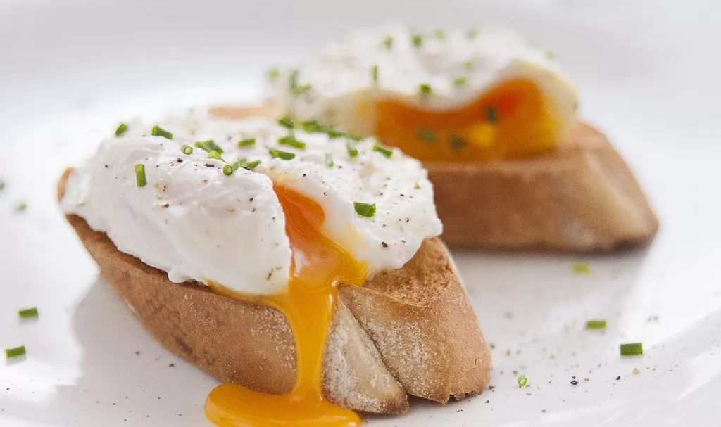 Яйца пашот с чем подавать. Poached Egg яйцо пашот. Французское блюдо яйцо пашот. Яйцо шалот. Яйцо пашот во Франции.