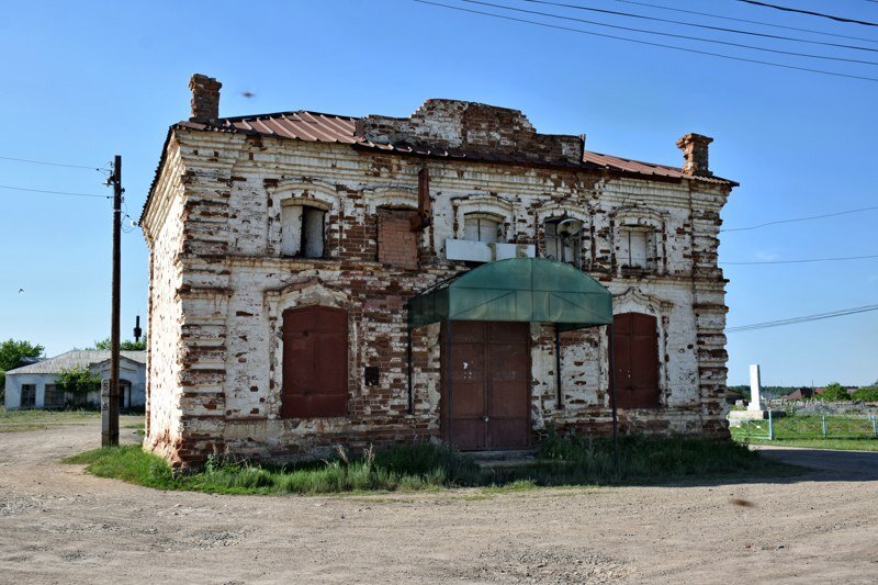 Необычное по современным меркам историческое здание стоит в центре села.
