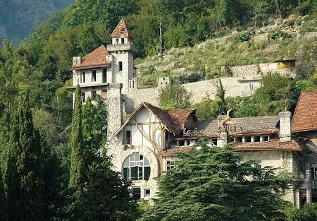 Замок принца Ольденбургского. Сегодня он не в лучшем виде, но все равно впечатляет. Фото из интернета