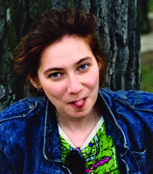 «На журфаке я была «рыжей бестией» – красилась тогда хной, и оттенок выходил очень естественным и натуральным, а в этой куртке я прекрасно чувствовала себя этим летом».