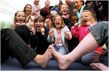 По аналогии с арм-реслингом, здесь мы видим фут-реслинг, где участники пытаются победить ногу другого человека. Верите вы или нет, но это еще один официальный вид спорта. Вообще интересно наблюдать за тем, как некоторые "виды спорта", изобретенные на вечеринках скучающими гостями, превращаются в спорт на официальном уровне. 