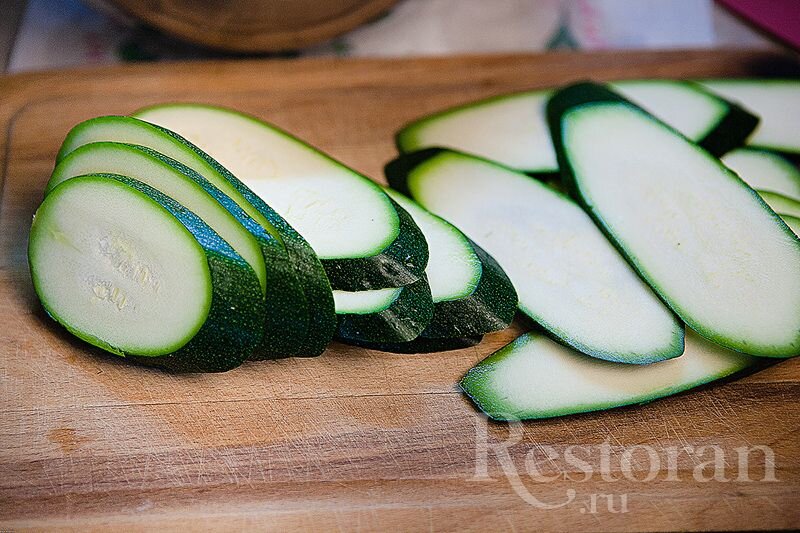 Цуккини моем и режем по диагонали на тонкие ломтики.