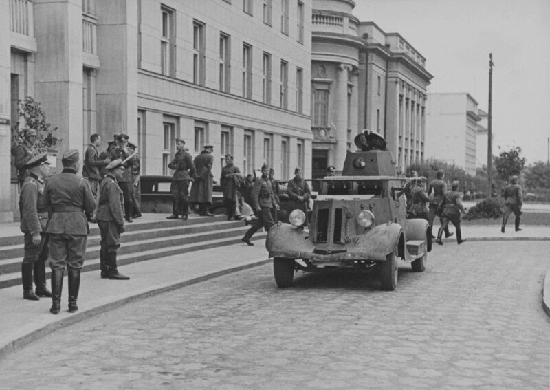 Бронеавтомобиль БА-20 29-й советской танковой бригады на улице Бреста во время переговоров советских и немецких офицеров