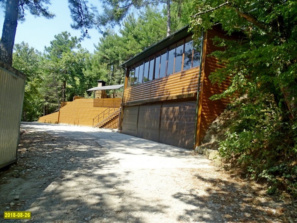 Старая Туапсинская дорога проходит по краю застроенных ДНП "Югрос" земель лесного фонда