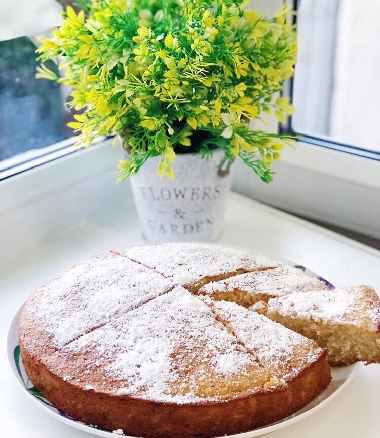 
Такой пирог очень прост в приготовлении и он станет вашей визитной карточкой для своих семейных, а ваши гости будут просить рецепт. В данном пироге нет муки и яиц и все ингредиенты очень простые и доступные.