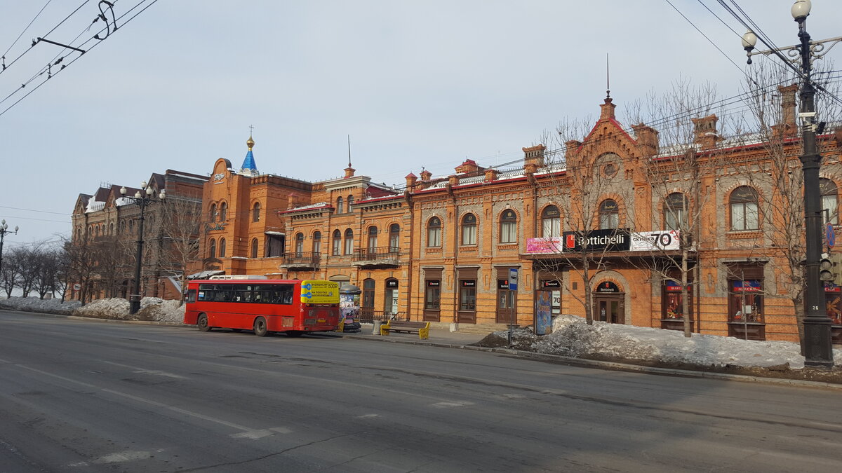 Вот так "многолюдно" будним днем в центре Хабаровска. Просто ветер зимой ледяной
