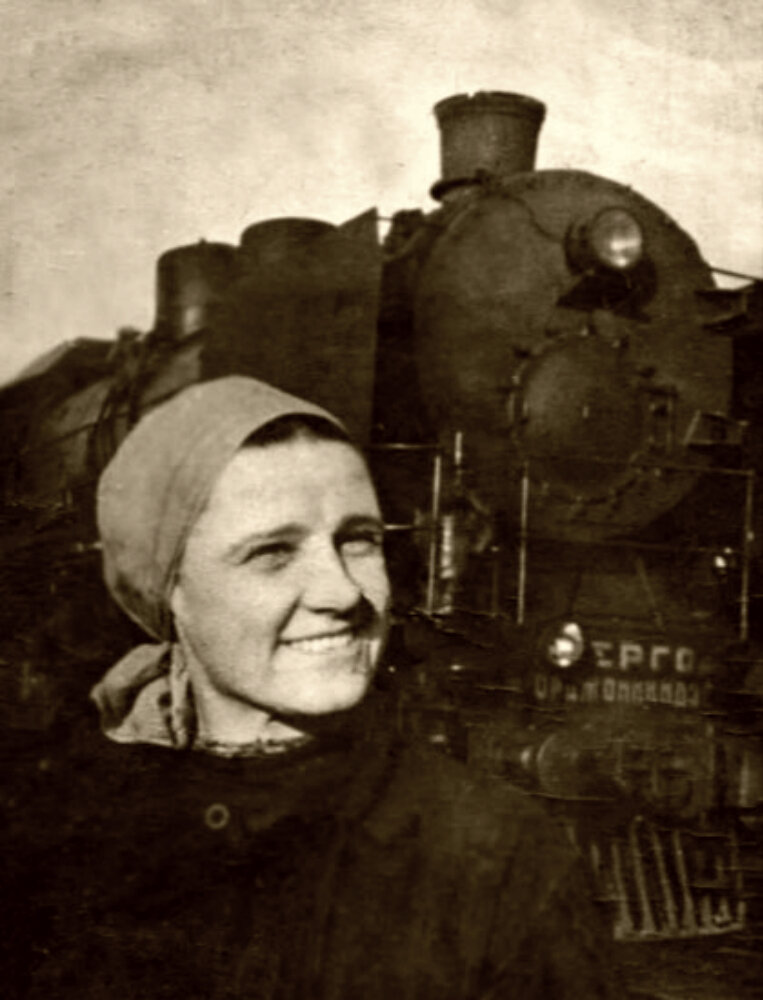 Женщина-машинист паровоза.