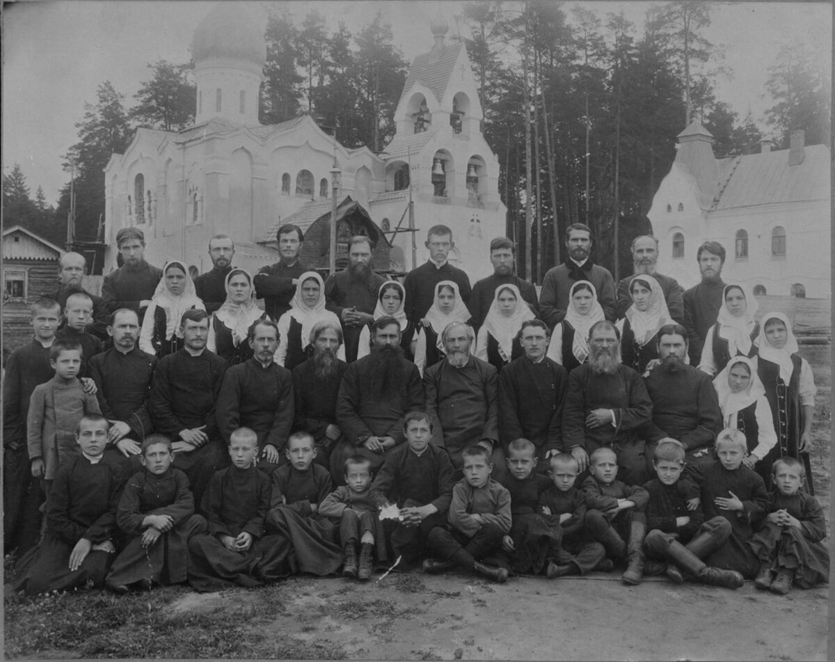 Существует фотография Пореченской старообрядческой общины, но она настолько маленькая и мутная, что ее нет смысла даже публиковать.  На этом снимке 1910 года хор любителей церковного пения при старообрядческом храме пр. Захарии и прмц. Евдокии в г. Богородске Московской губернии. Думается, что пореченские староверы могли выглядеть примерно также - бороды, платки.