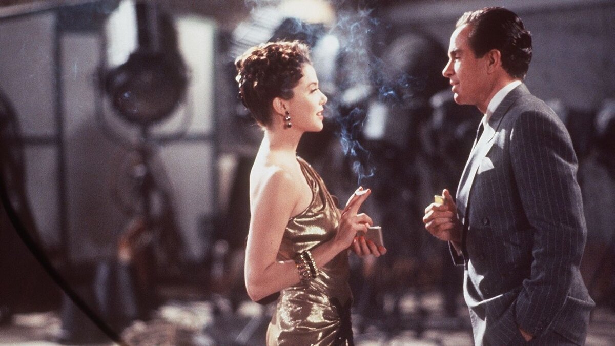 Уоррен Битти в роли Бенджамина" Bugsy "Сигел впервые встречает Аннет Бенинг в роли Вирджинии Хилл в фильме 1991 года" Bugsy."Две звезды поженились в следующем году. (Петер Сорель / Tristar Pictures