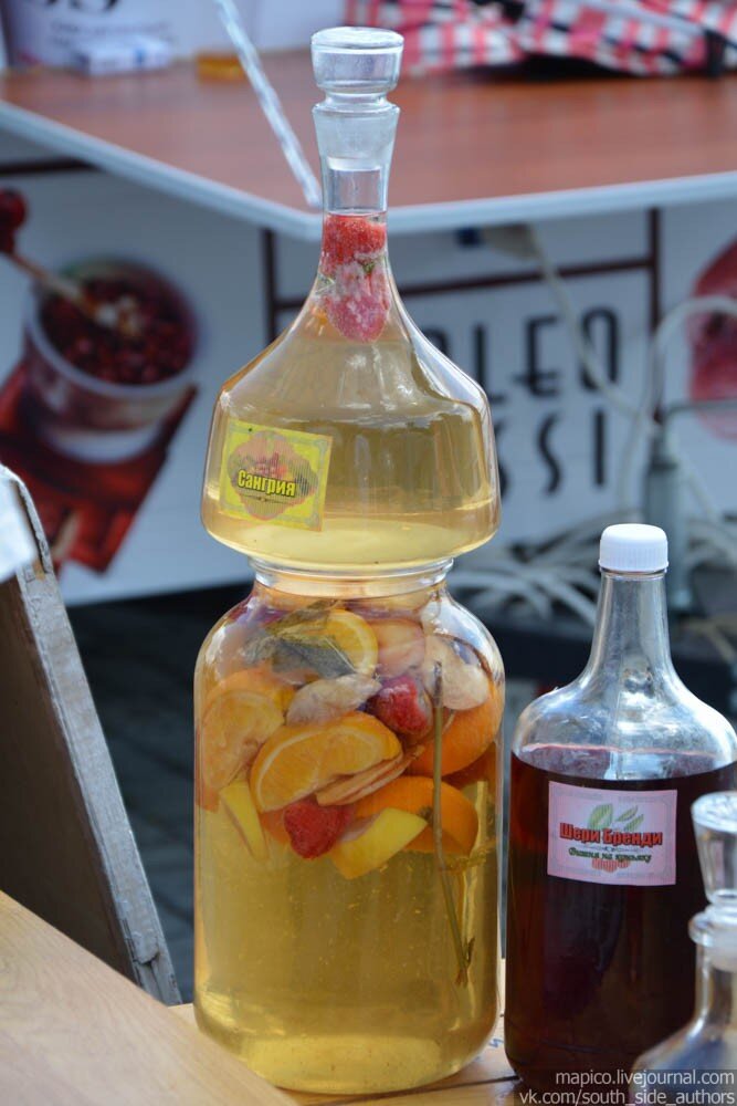 Сангрия - пойло для молодых и творческих.