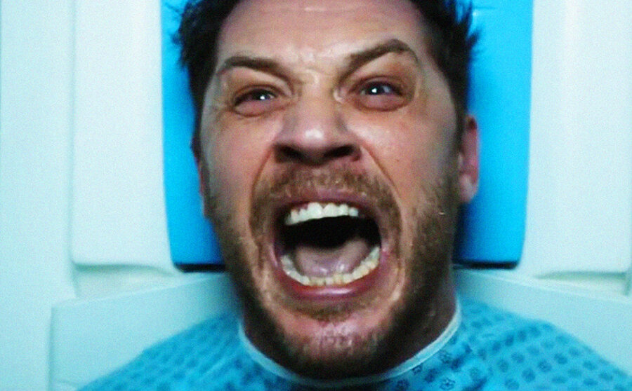 Что не терпит Веном в теле человека-носителя? Смотрите фильм.