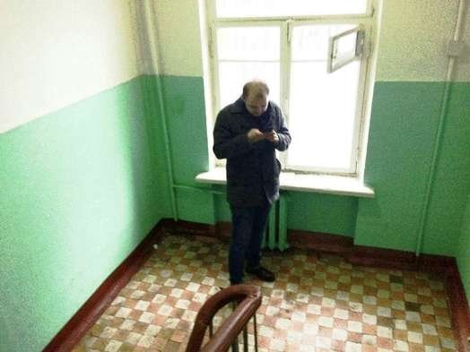 Человек, похожий на Сергея Иванова, в подъезде дома в Кунцево. Фото: ФБ