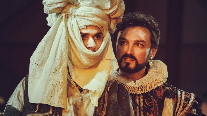 Александа Арсентьев на сцене театра (справа), (https://teatrpushkin.ru)