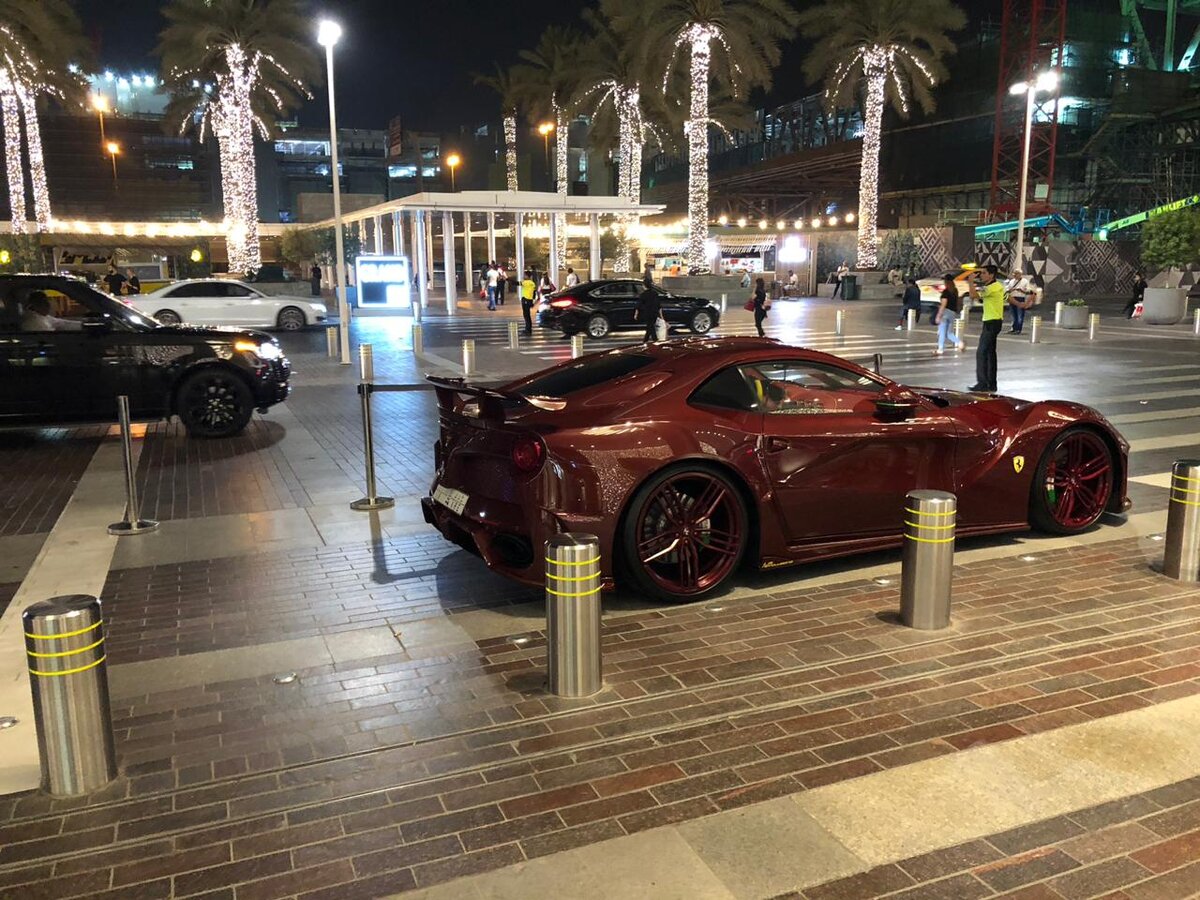 Только в пределах парковки ТЦ можно передвигаться свободно. Чуть дальше - уже дорога.