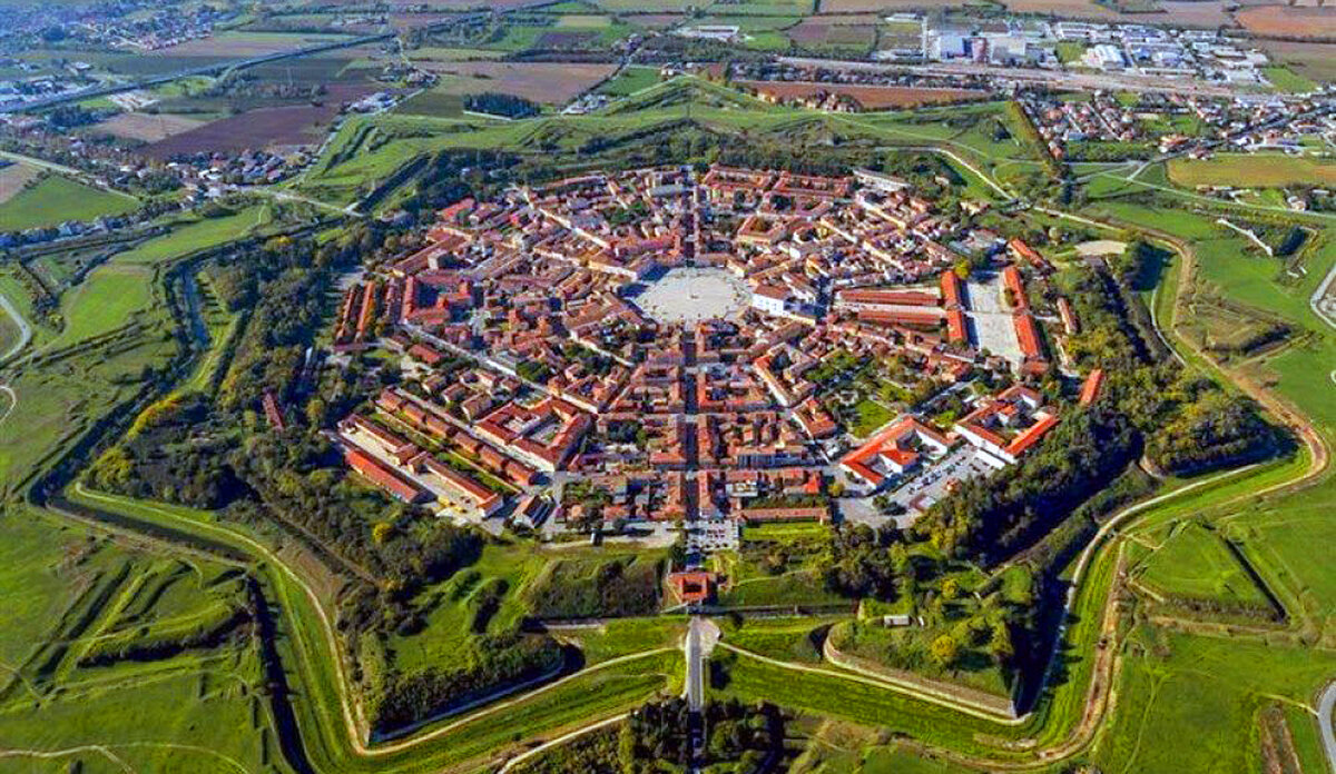       В основе планировки города лежит идеально выверенная девятиконечная звезда.