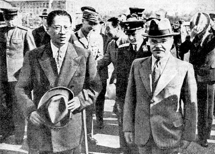 Молотов провожает Председателя Правительства Китая Сун Цзы-Веня. Снятая шляпа китайца - знак благодарности за освобождение от японских оккупантов