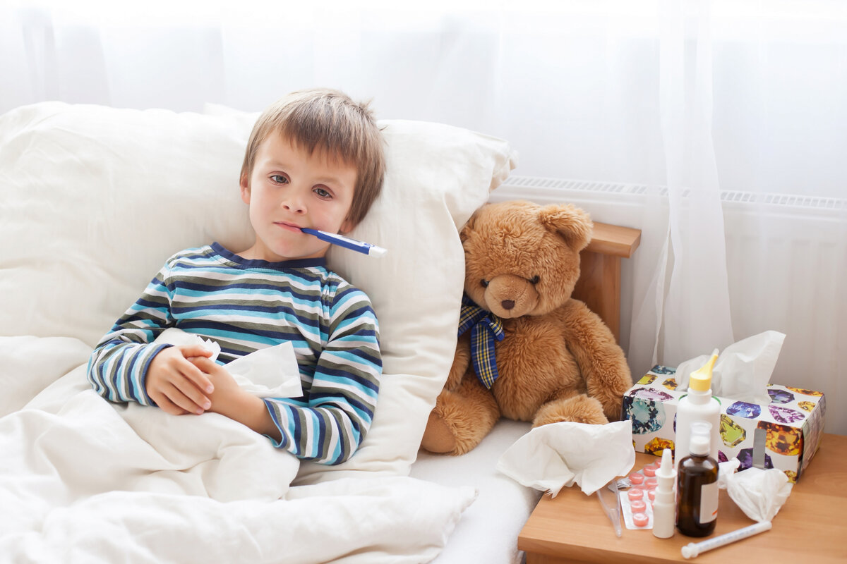 Детям про больных детей. Трехлетний ребенок болеет. Ребенок болеет ОРВИ. Болеющий ребенок 7-11 лет рекомендации. Заболевший ребенок вид со спины.
