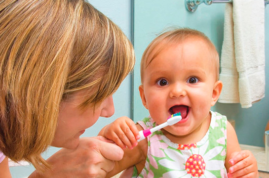 Зубы еще не прорезались, а кариес уже есть. Как так получилось? Стоит ли завершать ГВ?