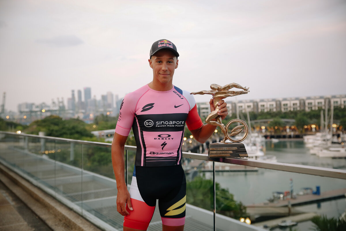 Винсент Луис и его трофей / Super League Triathlon