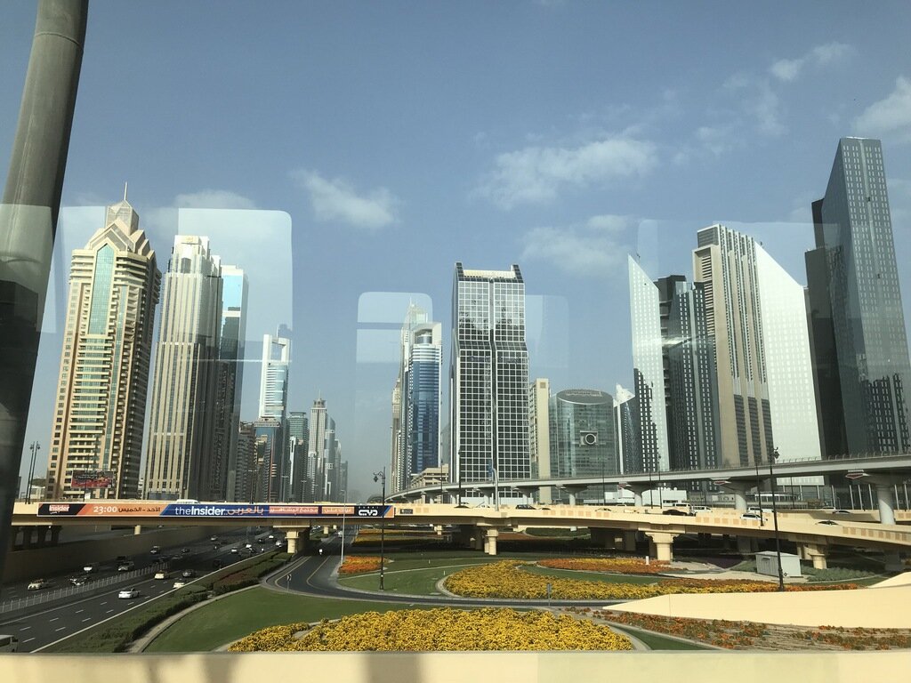 Центральная часть Дубая, где любой вид из окна может служить иллюстрацией для открытки.