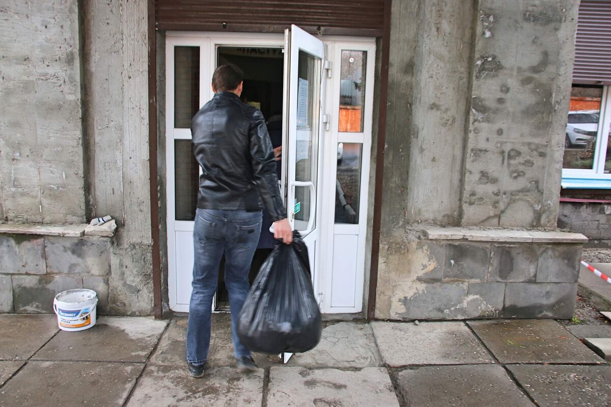 ооо экострой-дон красносулинский. человек несет пакет. руководство администрации главы северной осетии. экострой дон регоператор. экострой дон новошахтинск.