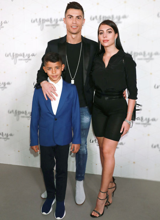 Криштиану со своей девушкой и старшим сыном.