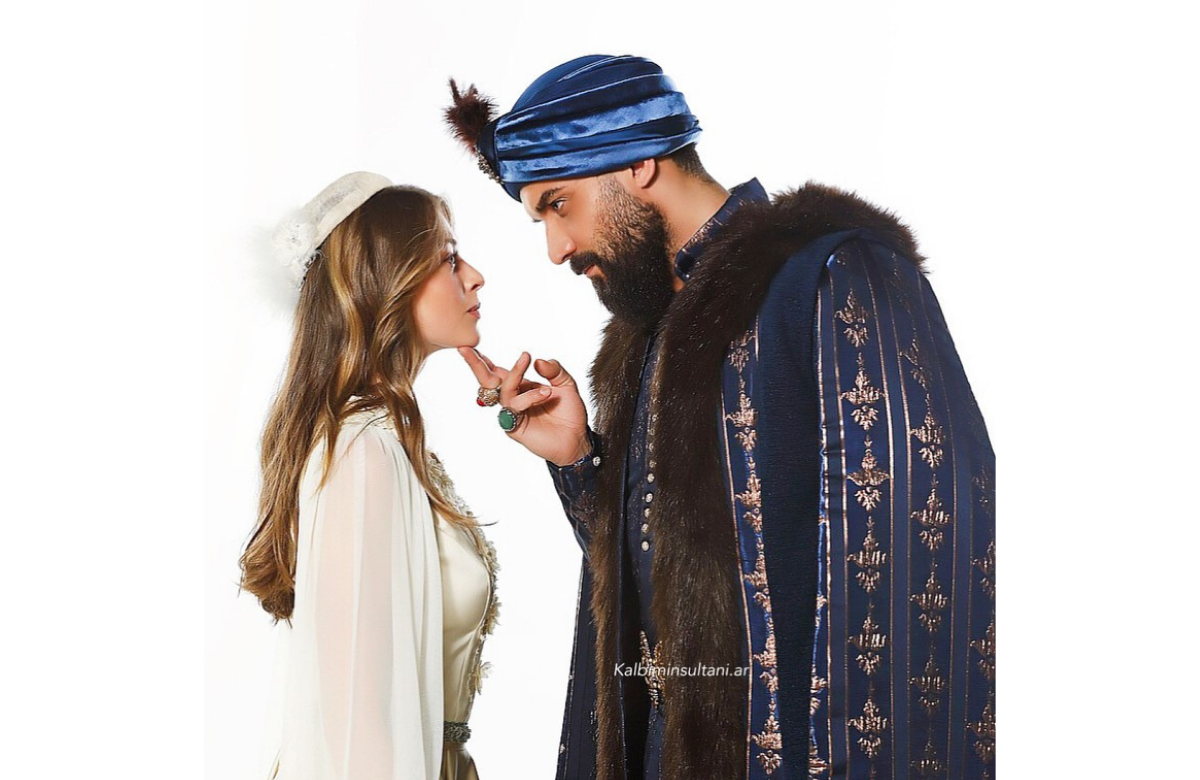 На фото главные герои турецкого сериала "Султан моего сердца" в исполнении турецкого актера Али Эрсана Дуру и российской актрисы Александры Никифоровой